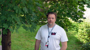 Jukka-Pekka Rahkonen tror att det innebär en stor förlust för ett barn som växer upp i en regnbågsfamilj. Jukka-Pekka Rahkonen från kampanjen aito avioliitto vill hålla äktenskapet mellan man och kvinna.