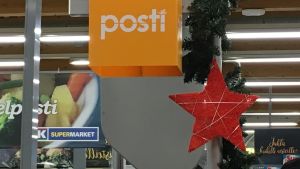 Postpaket inom 10650 postnummerområde styrs numera till K-supermarket Popsi i Ekenäs. Juldekorationer och Postis logo