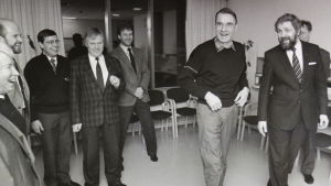 Samma år besöker också Mauno Koivisto redaktionen. Presidentkandidaten Koivisto träffade sina västnyländska elektorskandidater i radiohuset i Ekenäs i januari 1988. Från vänster Gunnel Gottberg Sjundeå, Bror Nyback Karis, Tomy Karlsson Hangö, Lauri Metsämäki Ekenäs, Göran Sannholm Hangö och Rolf Wessman Ekenäs. Flera män och en kvinna. De är glada.