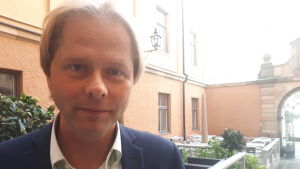 Anders Lindberg säger att Sverigedemokraternas säkerhetspolitik är svår att förutse: "De kan byta fot". Anders Lindberg på en innergård i Stockholm.