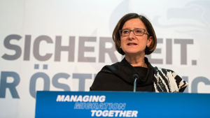 Österrikes inrikesminister Johanna Miki-Leitner vid möte om flyktingpolitiken
