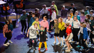 Barn från Åshöjdens grundskola franför Fifimedley. elever från åshöjdens skola uppträdde på svenska kulturfondens storsatsning spegling - 100 år av finlnadssvensk musik