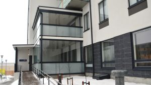 Äldreboende blev yngreboende. Gruppboendet i Nickby finns i ett nybyggt höghus. Nybyggt höghus, vinter.