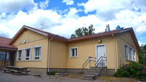 Det här är den nyare delen av Sannäs skola, som kan bli kvar. En del av en gul skolbyggnad.