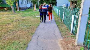 Marina Derkatj, Vladislav Bowman och en lärare på kvällspromenad i Pokrovsk. Marina Derkatj, Vladislav Bowman och en av Donetsk nationella universitets lärare på promenad i skymningen.