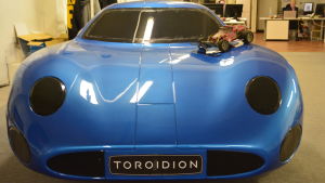 Här är arbetsredskapet Toroidion med Pennanens gamla mikrobil på motorhuven. Ett första skal som tillverkades innan sedan konceptbilen Toroidion skapades.
