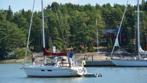 Nagu hamn väntar också ännu på den stora sommarrushen. segelbåt vid gästhamnen i Nagu