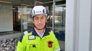 Farbikschef Simon Fagerudd säger att läget är under kontroll på UPM:s fabriker i Jakobstad. Simon Fagerudd rintakuvassa