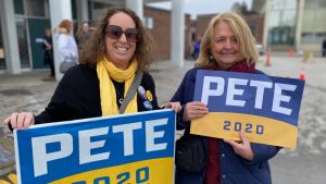 Karen Miranda (till vänster) och Marsha Downey flaggar för Pete Buttigieg. Buttigieganhängarna Marsha Downey och Karen Miranda i New Hampshire.