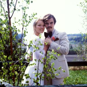 Hääpari Sisko (Armi Sillanpää) ja Marko (Juhani Laitala) onnellisena parina elokuvassa Hääyö myytävänä.