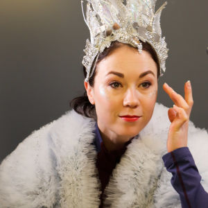 Laura Lepistö on vuonna 2022 esitettävän Lumikuningatar-jääshown pääroolissa. Kuvassa Laura Lepistö meikkaa kasvojansa vasemmalla kädellään ja katsoo peilistä.