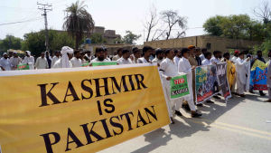 Pakistan kritiserar Indien för hävandet av Kashmirs autonomi. Protester mot Indiens hävande av Kashmirs autonomi