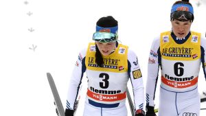 Krista Pärmäkoski och Kerttu Niskanen var rejält slitna efter avslutningen. Krista Pärmäkoski, Kerttu Niskanen.
