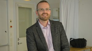 Att få eleverna att tänka mediekritiskt är mycket viktigt, anser Johannes Nygren historielärare i Grundskolan Norsen. Johannes Nygren i klassrum