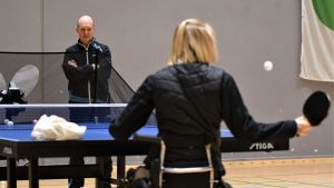 Tränaren Martti Autio följer med Aino Tapolas träning. Aino Tapola tillsammans med tränaren Martti Autio på läger i Pajulahti.