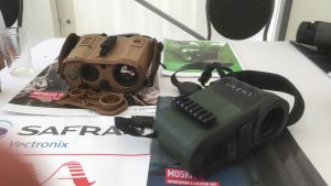 Den bruna kikaren kostar mer än en Porsche, säger mannen som marknadsför de här kikarna. Två militärkikare på ett bord.