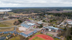 Utomhus är det fritt fram att idrotta självständigt. Sjundeå centrum från luften