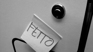 Lapp med ordet fetto klistrad på ett skolskåp - (Copyright: Yle / Eva-Maria Koskinen) Lapp med ordet fetto klistrad på ett skolskåp