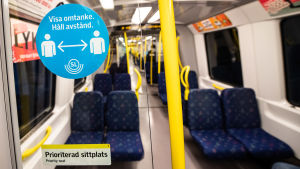 Viktigare än munskydd är att se till att folk kan hålla avstånd till varandra, menar Folkhälsomyndigheten. En tom tunnelbanevagn med skylt som uppmanar att hålla avstånd.