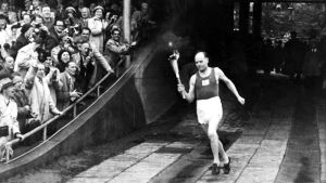 Paavo Nurmi löper in med OS-elden, Helsingfors 1952.