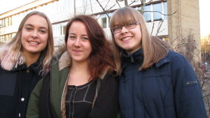 Line, Vera och Kajsa i december 2014. Line, Vera och Kajsa vid skolan i december 2014.