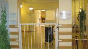 Äldre ska inte längre bo i sjukhusmiljö i Mjölbolsta. Nu är fokuset ställt på boende i hemlik miljö. Ingången till långvårdsavdelningen på Mjölbolsta i Karis.