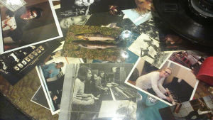 Fotogalleri under glasskivan på kaffebordet. Björn, Benny och teknikern Michael Tretow samt Meryl Streep. Bilder på kaffebordet i Atlantis studion. Bland andra Björn och Benny.