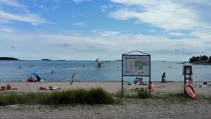 Turister från andra delar av landet har hittat till Hangö medan de utländska turisterna fortfarande är få. Plagen i Hangö