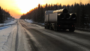 Trafikministrarna har fått i uppdrag att förhandla fram ett eget direktiv för vägtransportföretag. Lastbil med släp på landsväg