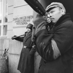 Tunnistamattomia näyttelijöitä tv-draamassa Lennu (1967).
