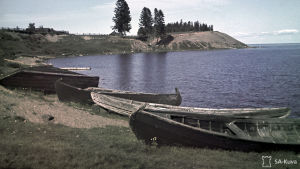 Veneitä järven rannalla.