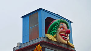 Den kännspaka clownen på Vekkula. Närbild på clownen på lustiga huset Vekkula, på Borgbacken.