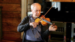 Mauno Järvelä soittaa viulua.