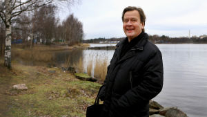 Säveltäjä Magnus Lindberg Töölönrannassa.