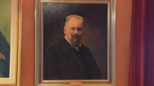 Tavlan som föreställer Harry Winqvist finns i röda rummet i gamla stadshuset i Ekenäs. Fotografi av en tavla som föreställer borgmästare Harry Winqvist.