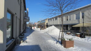 Hangöborna har nu en skuldbörda på över 9 000 euro per invånare. Det är nästan tredubbelt mera än vad kommunerna i landet har i medeltal. Berggatan i Hangö en snöig och solig dag.