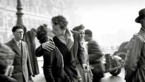 Robert Doisneaun valokuva Le baiser de l'hotel de ville. Kuva dokumenttielokuvasta Kameran takana Robert Doisneau.