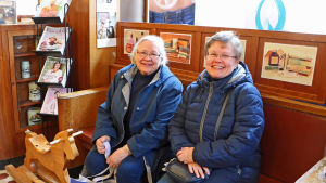 Elisabeth Mether-Bergström och Mikela Sundhom var två av de kunder som kommit för att ta farväl av apoteket. Kunderna Elisabeth Mether-Bergström och Mikaela Sundholm besöker Apoteket Svanen under sista dagen.