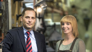 Historikern Christopher O'Regan och byggnadsvårdsantikvarien Erika Åberg leder serien Det sitter i väggarna. Programledarna för serien Det sitter i väggarna.