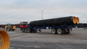 Lastning av gasrör i Koverhar hamn, Hangö. Del av Nord Stream 2-gasledningsbygget.