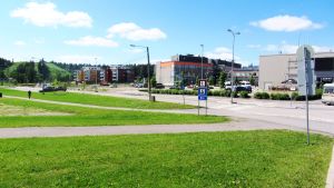 Hotellet skulle byggas strax till vänster om byggnaden med de orangefärgade detaljerna. Västra åstranden och Konstfabriken i Borgå
