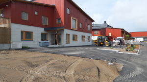 Landskapsarbetet kring skolan är ännu på hälft. Utomhusbild av nya Kvevlax lärcenter som är fem före färdigt.