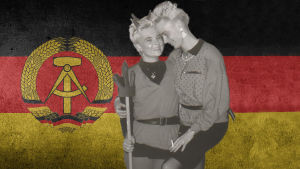 DDR:n lipun edessä kaksi nuorta