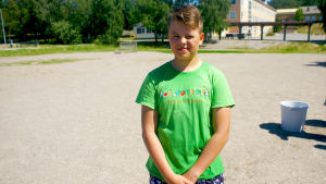 Enligt Anton Andersson känns det konstigt att vara så blöt efter vattenkriget. Anton Andersson på en sandplan.