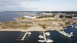 Jan-Erik Chydenius företag planerar närmare hundra bostäder på Drottningberg. Flygbild över Drottningberg i Hangö.
