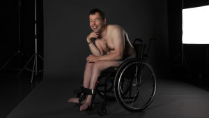 Toni Ainamo har aldrig jämfört sig med andra, utan koncentrerat sig på att uppfylla sina egna drömmar. Toni Ainamo lättklädd i en rullstol.