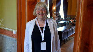 Ulla Prytz har stora förväntningar på de kommande dagarna. En kvinna står i en dörröppning till ett fullmäktigerum.