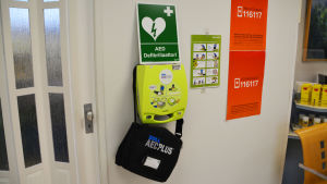 Nya apotekets defibrillator kan bäras i väg i en väska. Defibrillator i nya apoteket