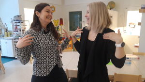 Angelica Storkamp och Alexandra Östergård visar tecknet för "glad". Angelica Storkamp och Alexandra Östergård visar tecknet för "glad".