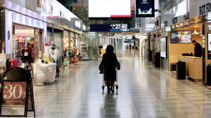 Det borde bli lättare att tvångstesta människor som reser till Finland anser vissa. Autiot käytävät Helsinki-Vantaan lentoasemalla koronapandemian aikana.